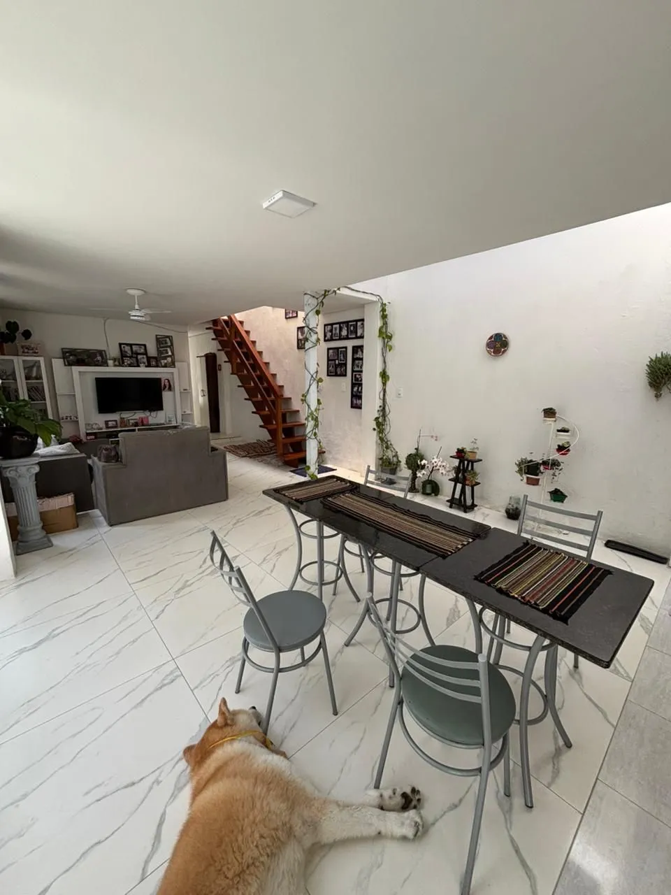 Imagem Casa com 177m², localizado no bairro Azenha em Porto Alegre/RS.