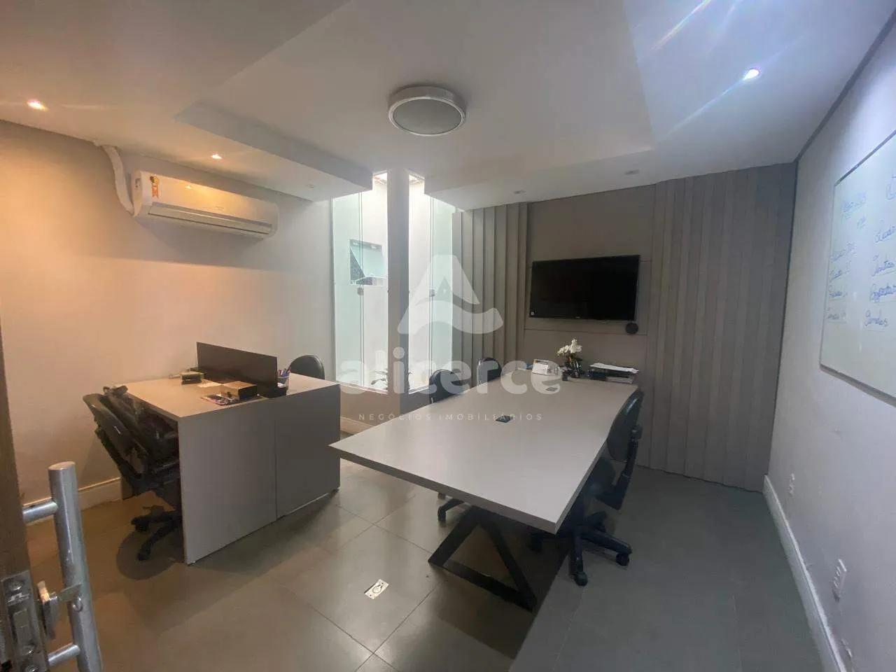Imagem Vendemos mobila completa para escritório usada em uma sala com 140m²
