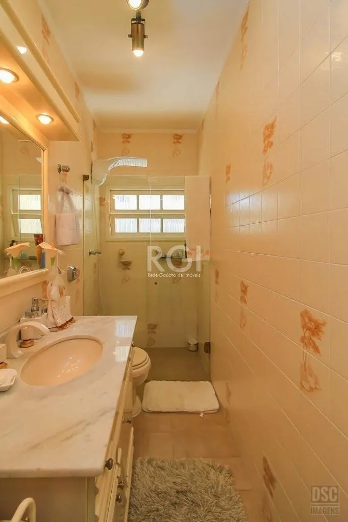 Imagem casa Living para 3 ambientes com lavabo, cozinha com pia e armários planejados