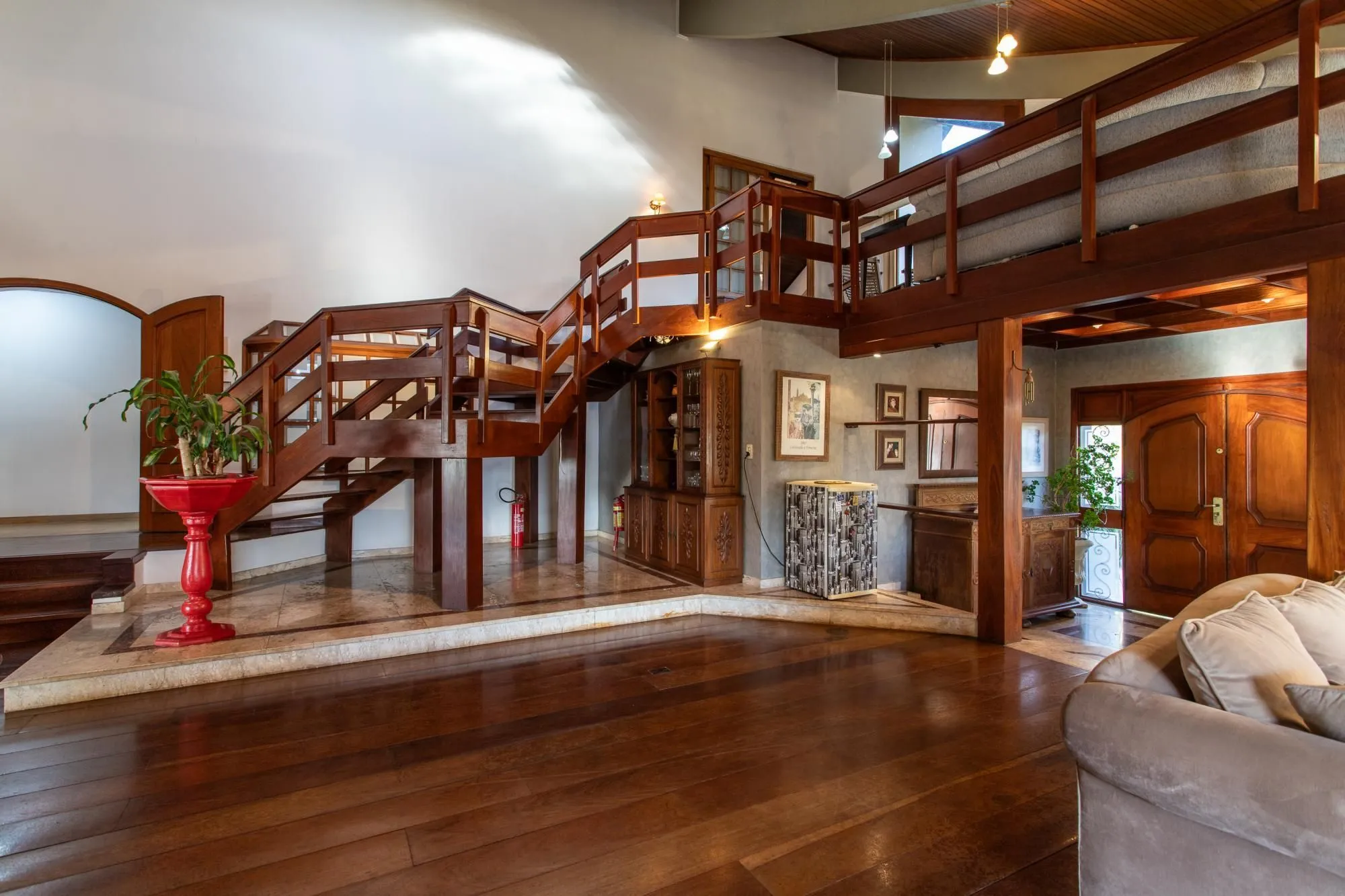Imagem Casa em Condomínio à venda com 5 dormitórios, 565m² e 4 vagas no Condominio Jardim do Sol, Zona Sul de Porto Alegre