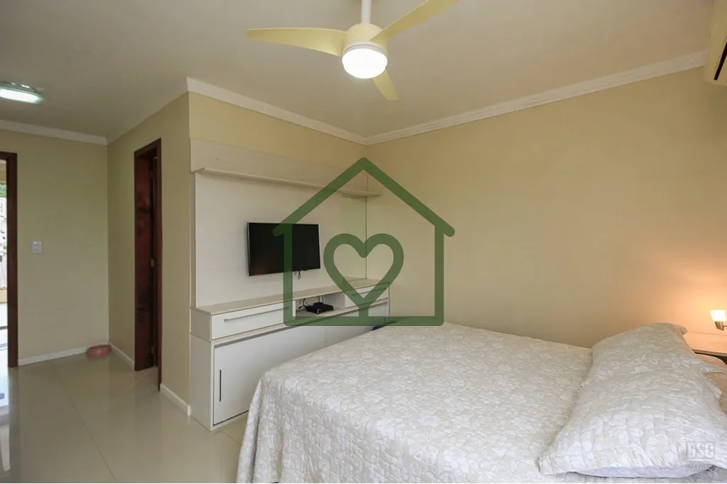 Imagem Excelente Oportunidade de sobrado com frente leste e fundos oeste, piso de porcelanato, escadas reve...