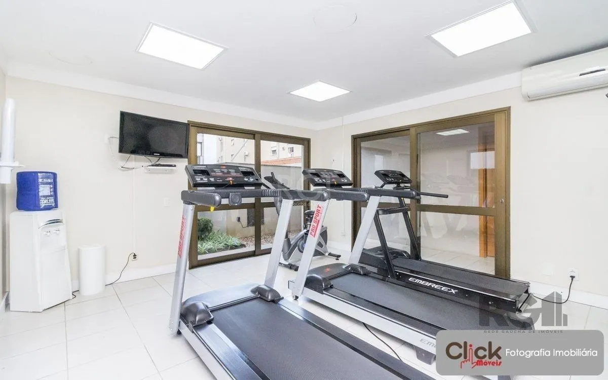 Imagem Vende apartamento desocupado, andar alto, mobiliado, living de dois ambientes, no Passo da Areia - Porto Alegre