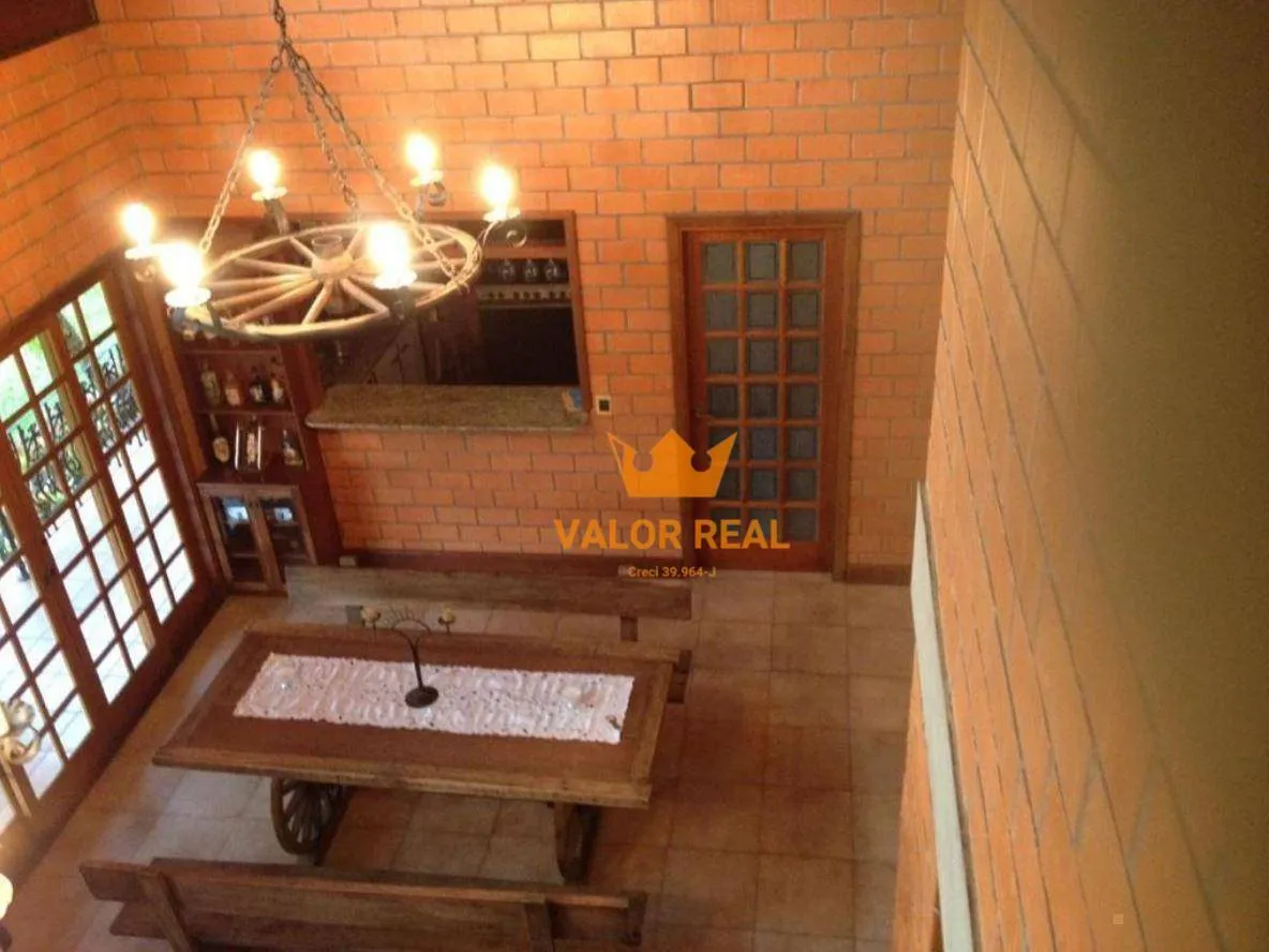 Imagem Charmosa Residência no Condomínio Tereza Cristina, com AT 1.000 m2 e AC 244 m2, 3 Dorm, 1 Suite Master, R$ 2.460 Mio.