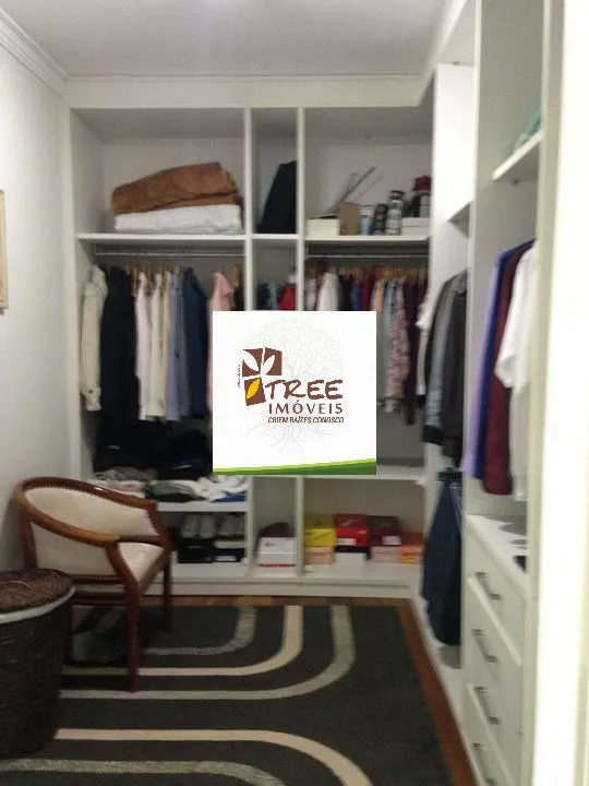 Imagem VENDA DE CASA TÉRREA NO CONDOMÍNIO MONTEREY VILLE, EM MOGI DAS CRUZES, 700m² com 4 quartos, 2 suítes, piscina, churrasqueira e 4 vagas. CONSULTE-NOS.