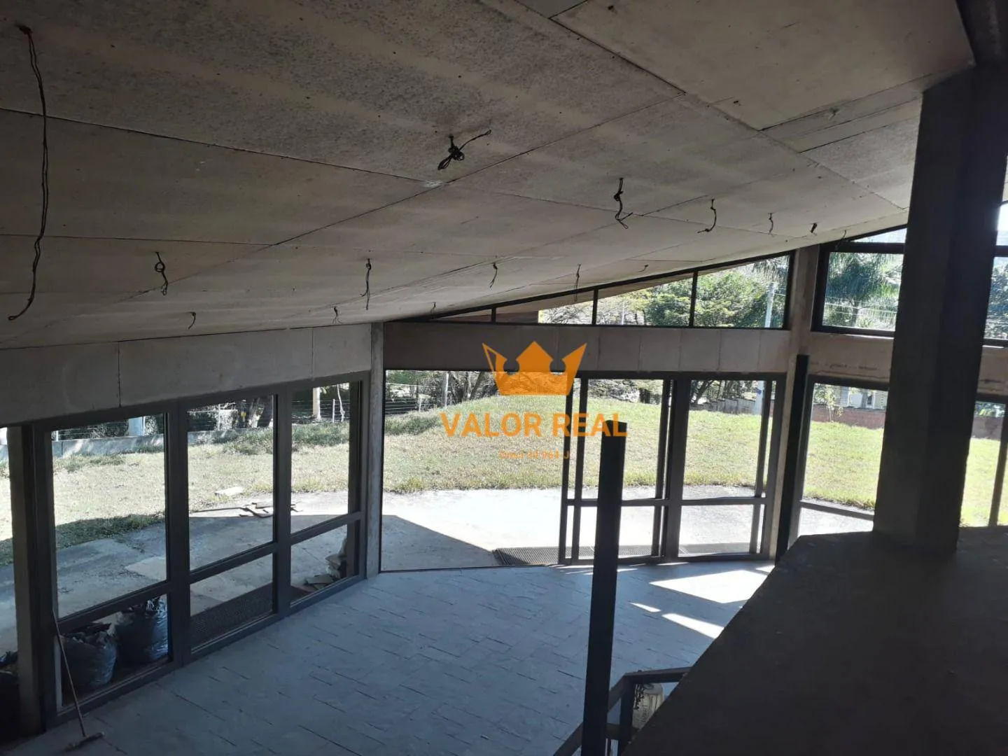 Imagem Magnifica casa em construção de alto padrão, possuindo 3.005m e mais 796m de área construida , possuindo um excelente design.