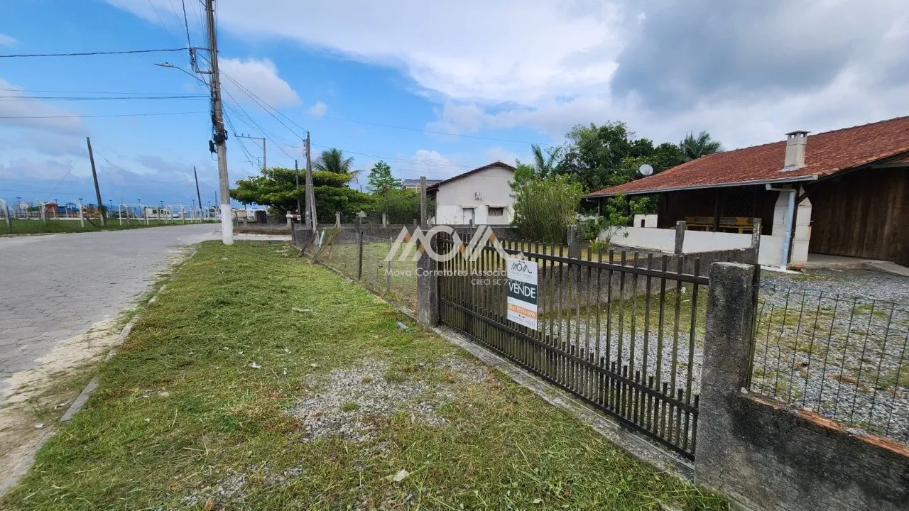Imagem Casa localizada na Vila da Glória, em terreno de esquina, a aproximadamente 150 metros da praia.

S...