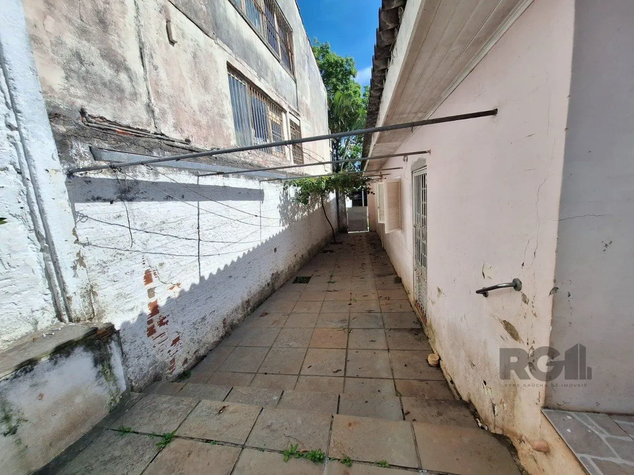 Imagem Terreno com casa com 3 quartos, vaga de garagem, no bairro Ipanema, Porto Alegre/RS