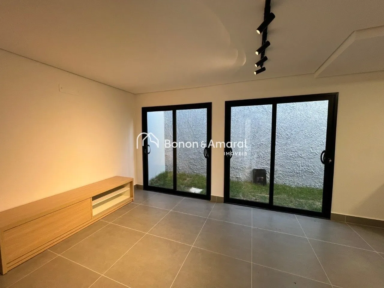 Imagem Casa triplex em condomínio com 3 suítes, automação, aquecimento solar, 168 m² no Chácaras Primavera
