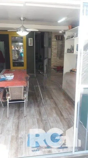 Imagem Casa residencial com 3 dormitórios 90m² privativos, e 2 vagas à venda no bairro Parque Santa Fé em Porto Alegre