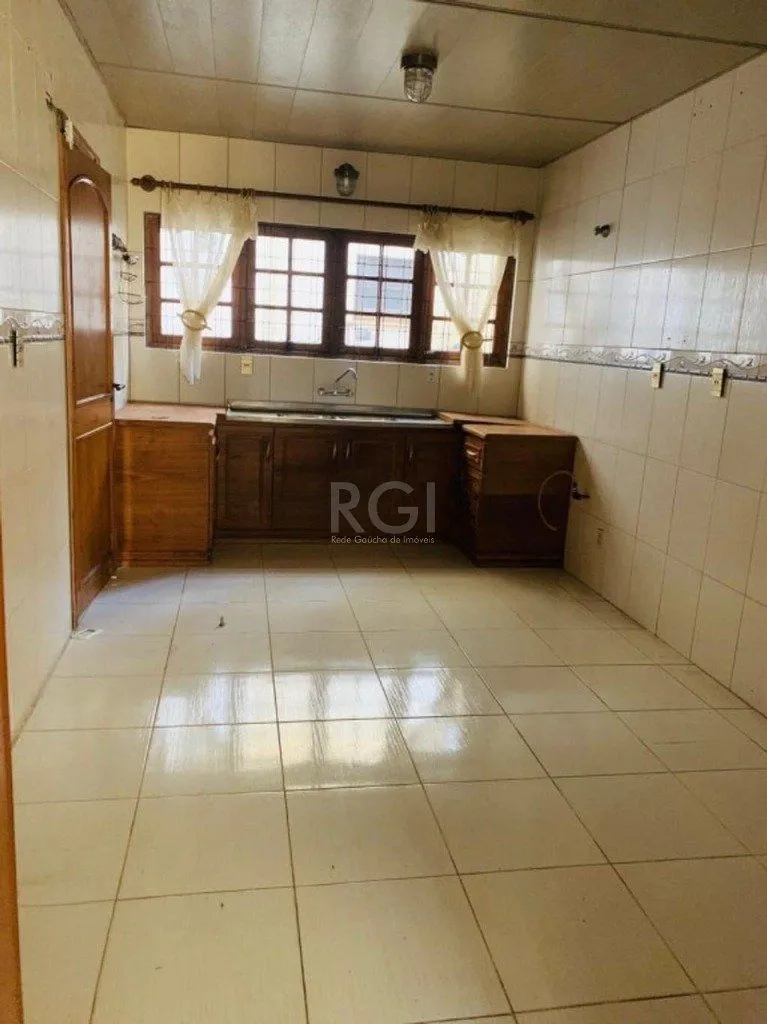 Imagem Encantadora residência com 03 dormitórios sendo 01 suíte e piscina.