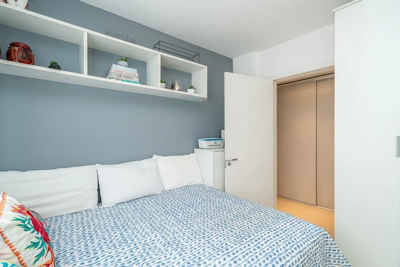 Imagem Apartamento de 3 dormitórios com 1 suíte, semimobiliado.