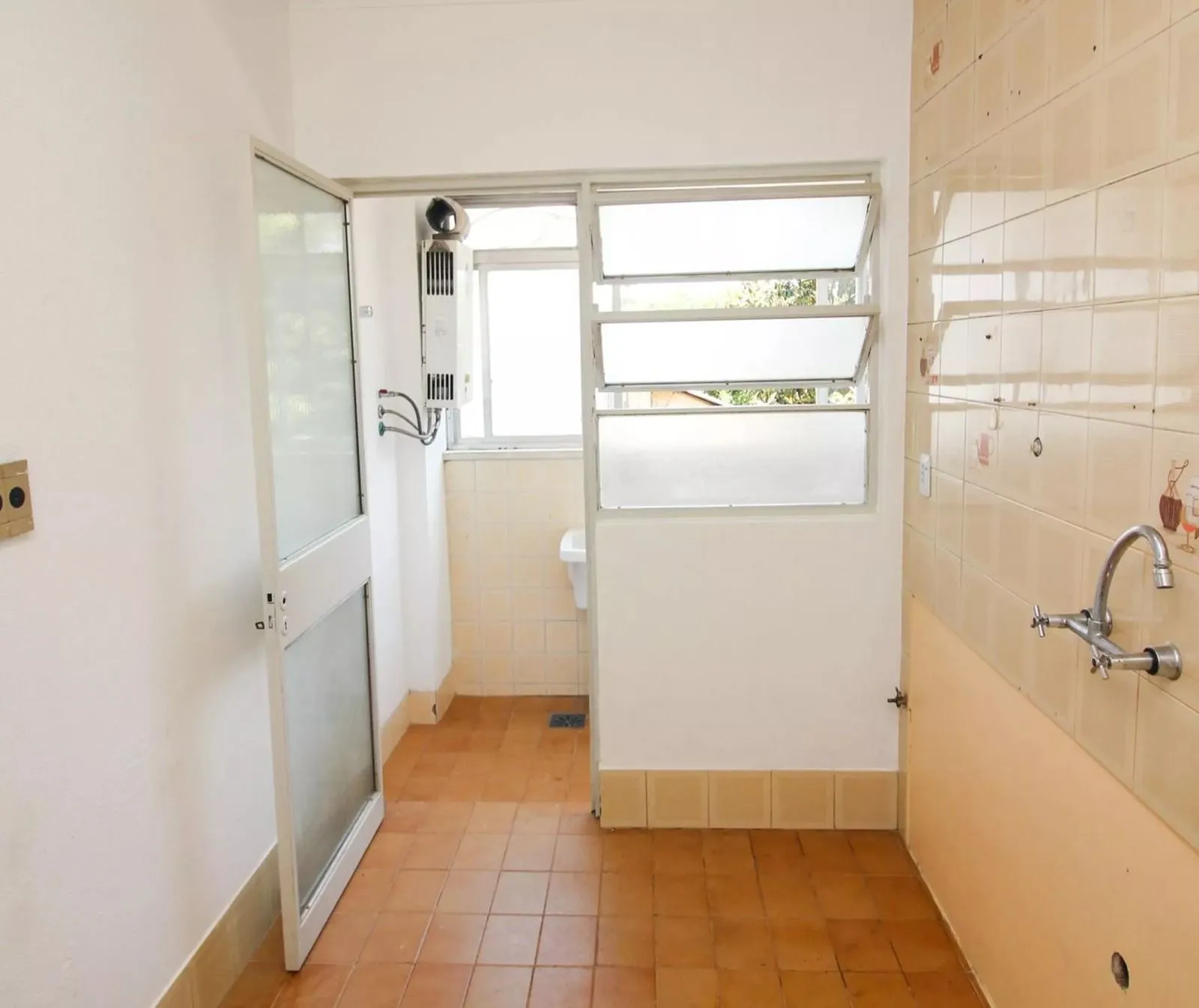 Imagem Apartamento com 2 dormitórios, banheiro auxiliar e 2 vagas cobertas.