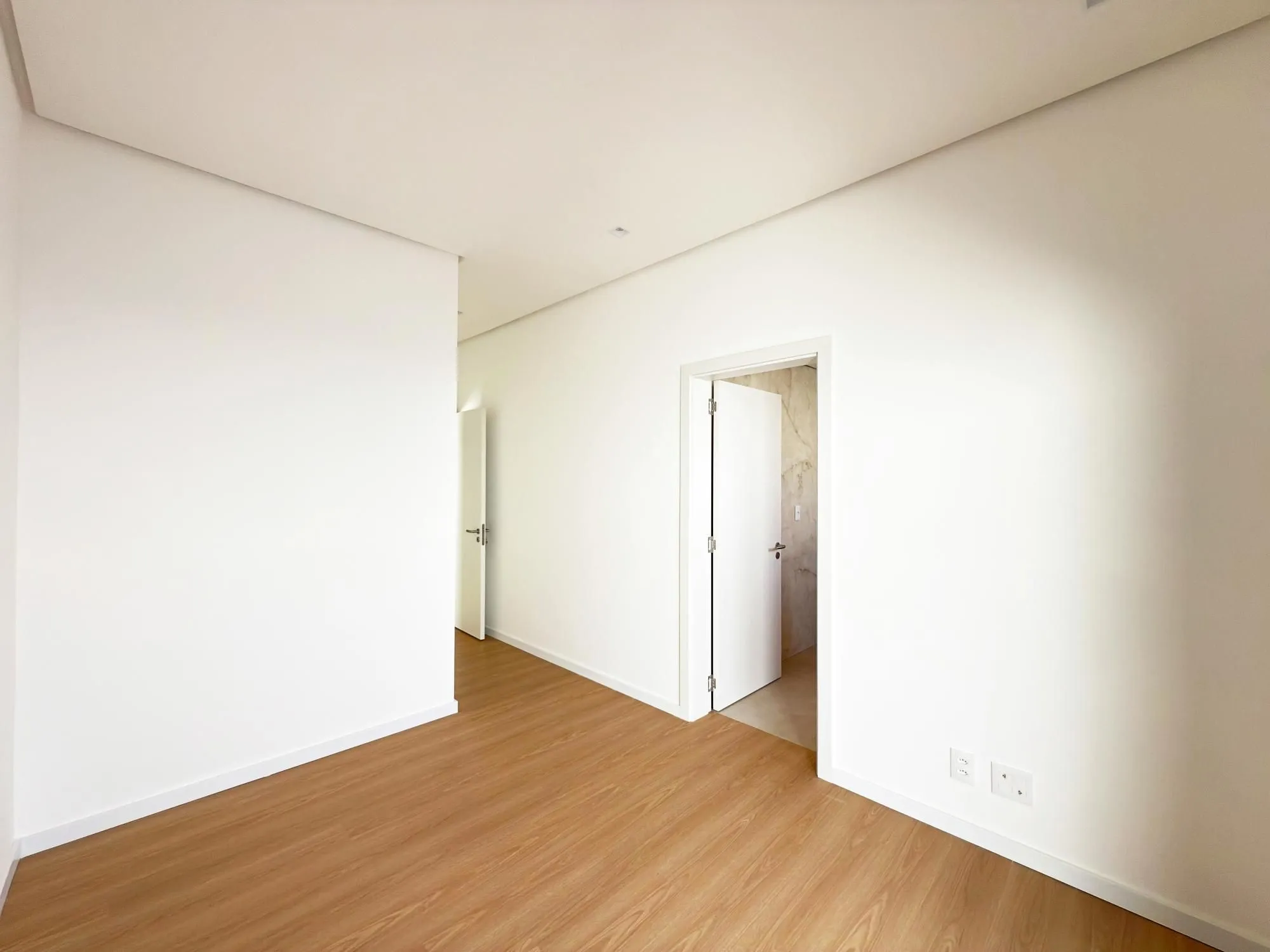 Imagem A casa conta com 434m2 de área construída, mas com um aproveitamento total dos 1.012m2 do lote