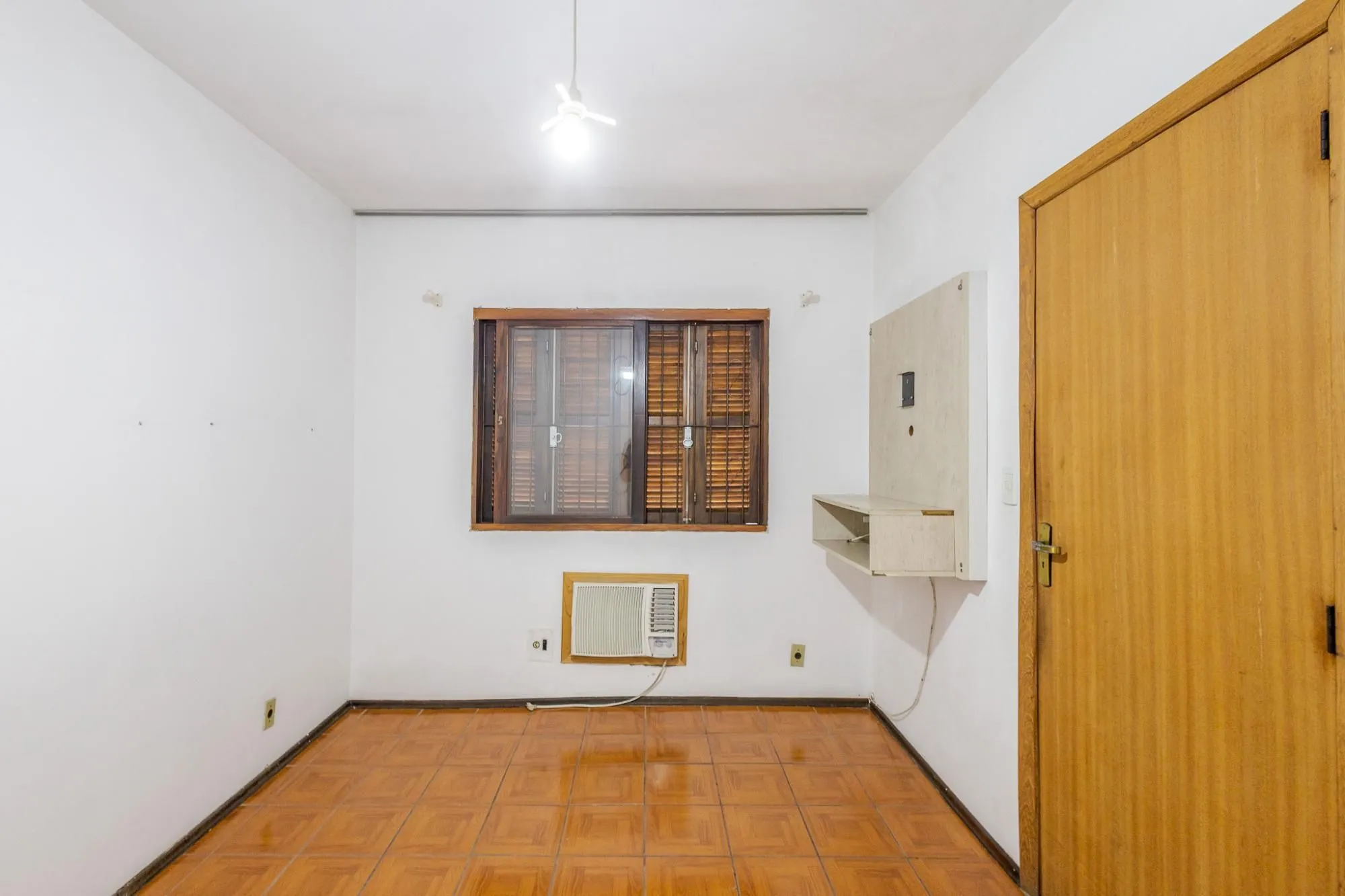 Imagem Casa para Venda - 210m², 4 dormitórios, 2 vagas - Petrópolis