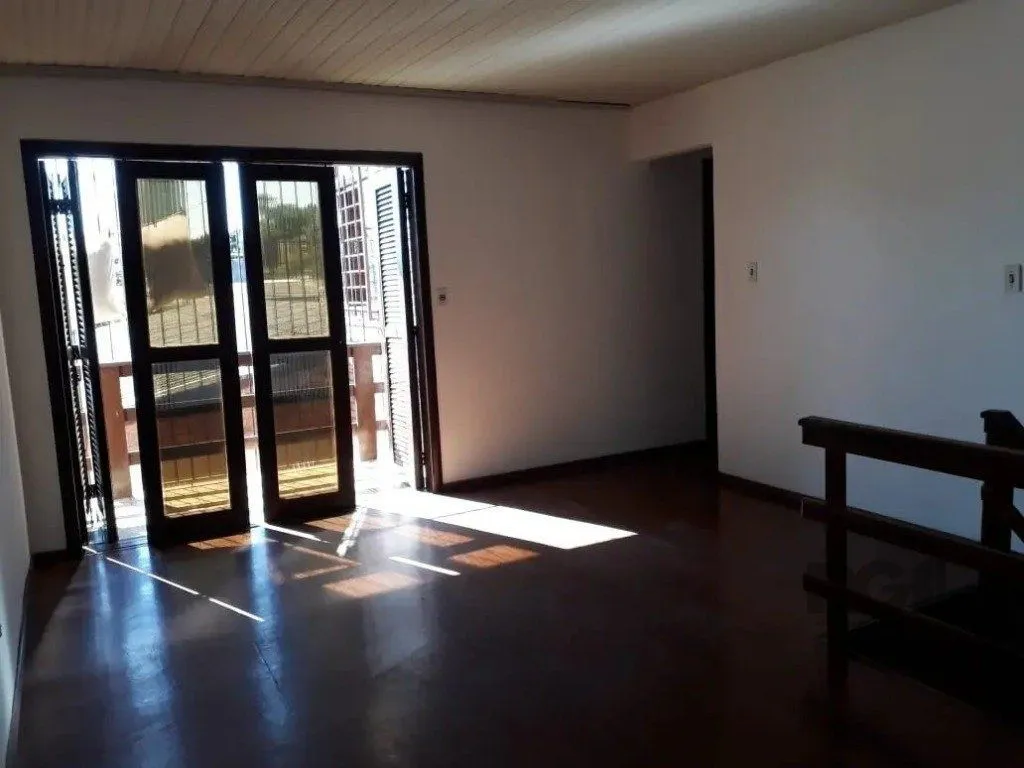 Imagem Casa com 5 dormitórios no bairro Passo das Pedras - Porto Alegre