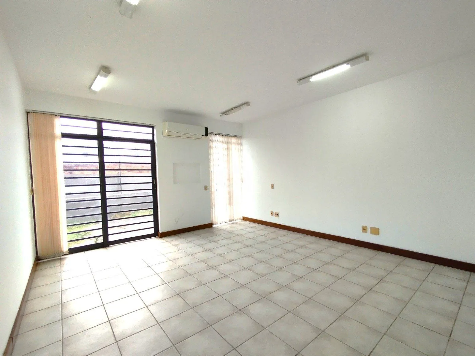 Imagem CONJUNTO COMERCIAL PODENDO FACILMENTE SER TRANSFORMADO EM APTO GARDEN