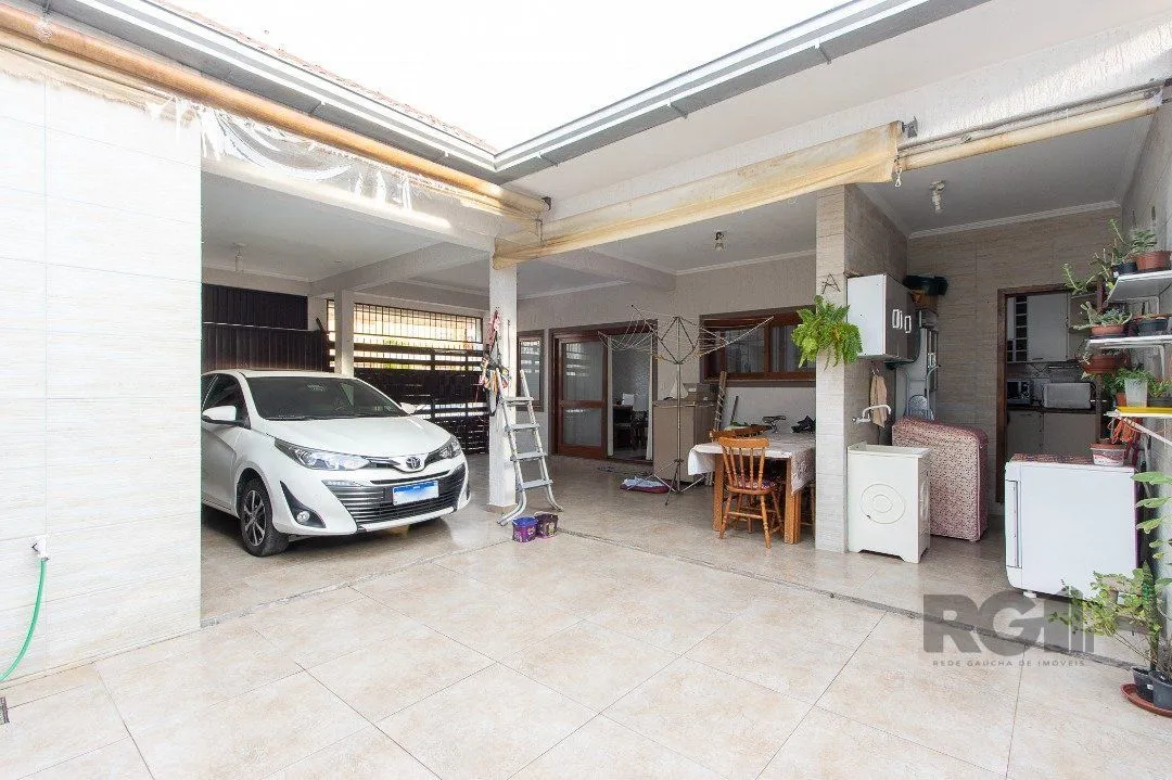 Imagem Casa para Venda com 3 dormitórios, sendo 1 suítes e 2 vagas no bairro Hípica