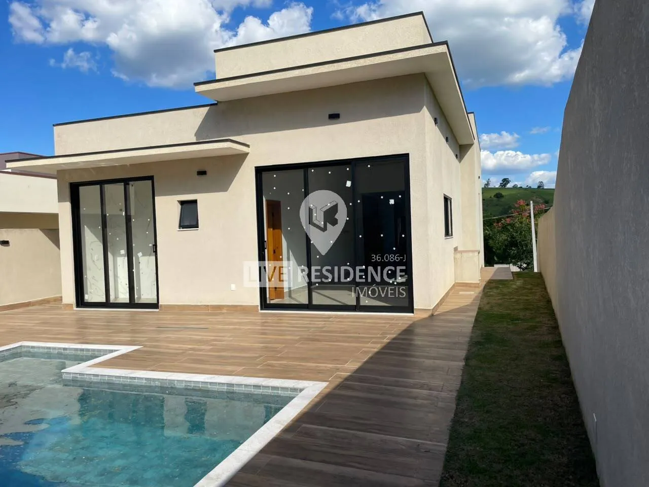 Imagem com piscina e energia solar na cidade de Itatiba SP