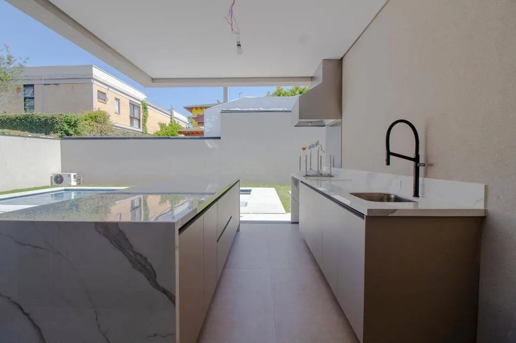 Imagem Sobrado de 430m² Localizado no Alphaville Residencial 2 em Barueri/SP!