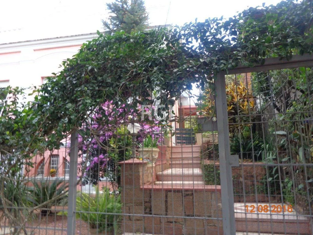 Imagem Casa para Venda - 240m², 6 dormitórios, 4 vagas - Teresópolis