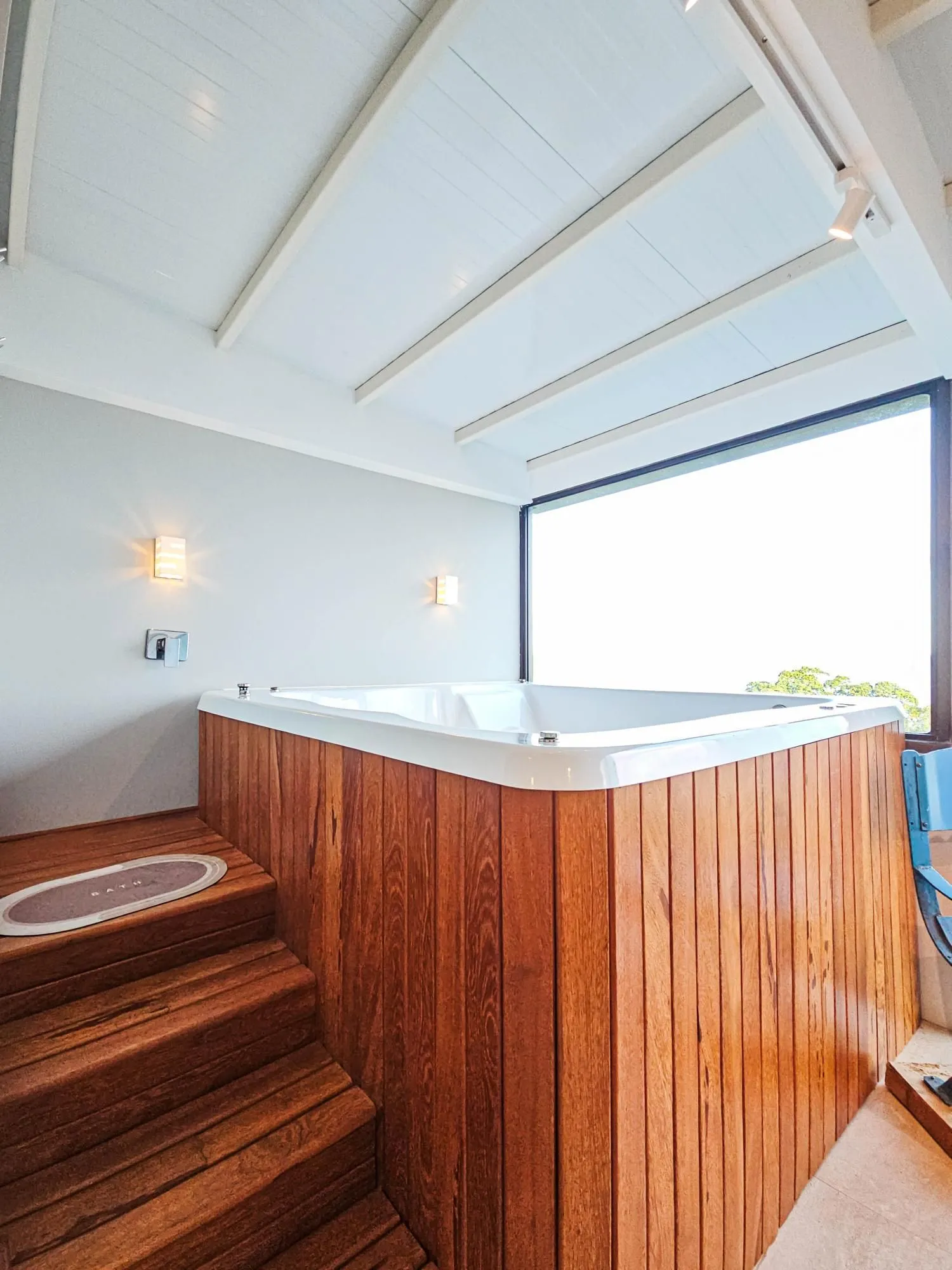 Imagem Casa na Vila Conceição, 3 dormitórios, 1 suíte, churrasqueira, lareira, 4 vagas, piscina aquecida e vista perene para o Rio.