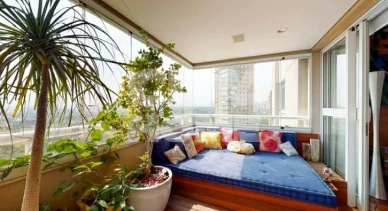 Imagem Excelente apartamento, com vista maravilhosa. Amplo living com lindo piso em madeira e varanda envid...