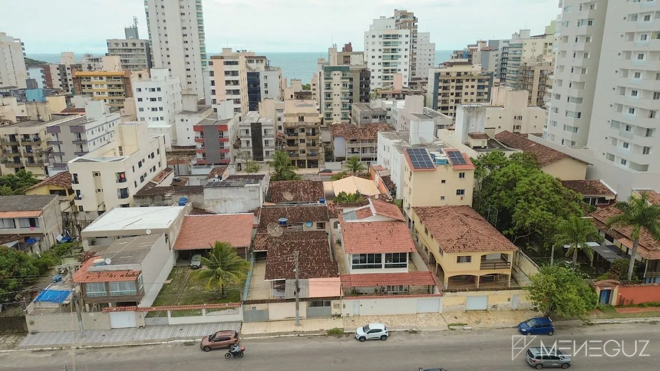 Imagem Casa na Av. Copacabana - Praia do Morro | 4 quartos (suíte) + casa 2 quartos nos fundos | 360 m² de terreno | 6 vagas
