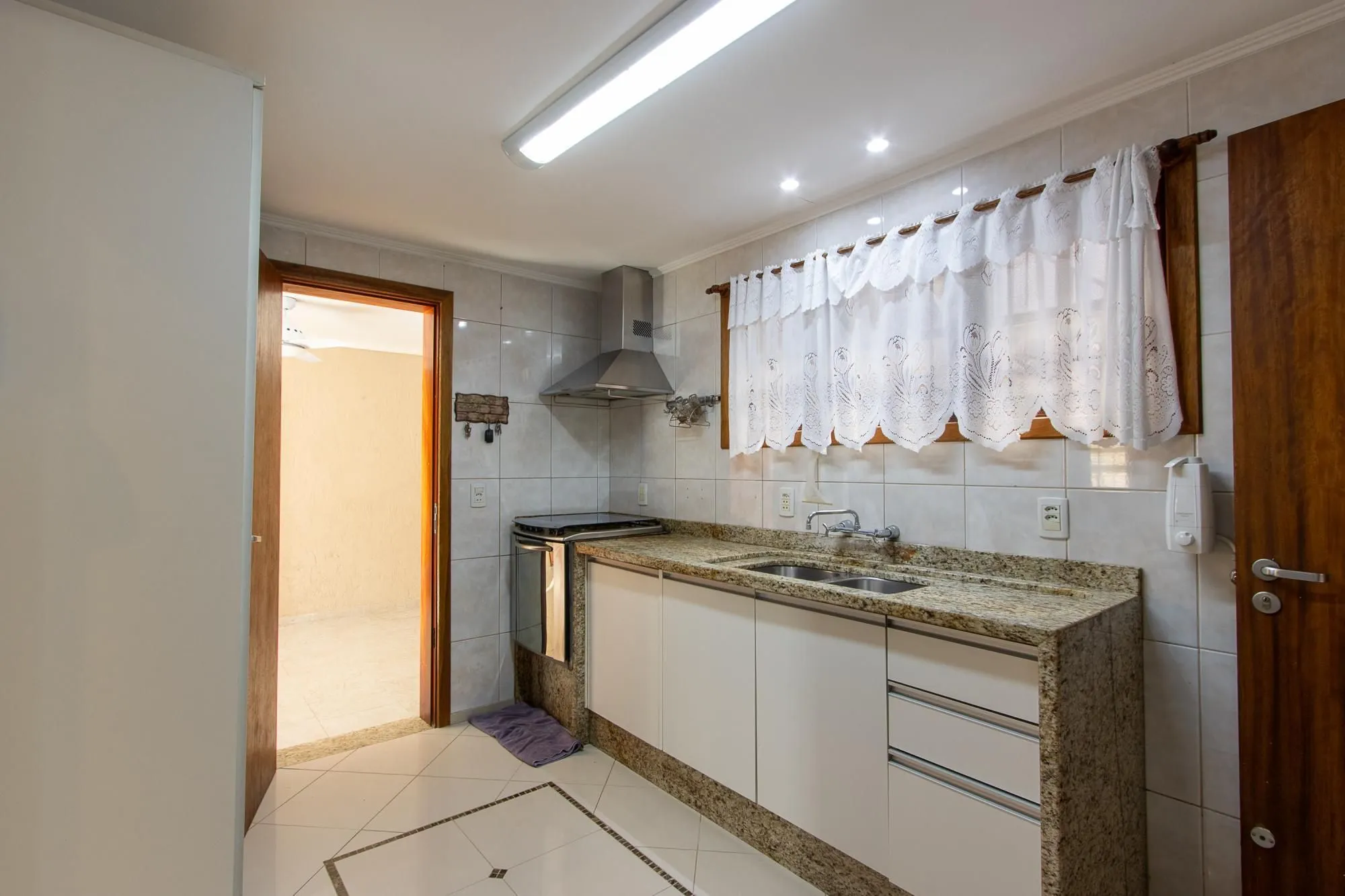 Imagem Excelente casa de 3 dormitórios, 1 suíte, pátio, piscina e vaga para 2 carros cobertas.