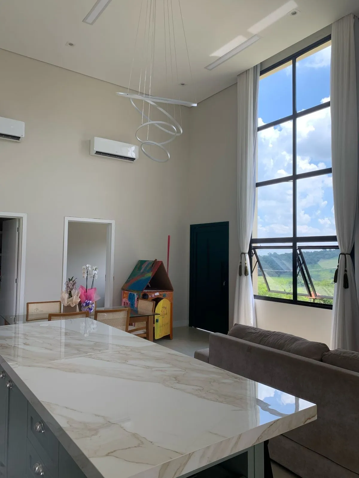 Imagem Casa em Condomínio de Luxo à Venda em Itupeva-SP, no Residencial Montes Claros: 6 quartos, 2 suítes, 5 banheiros, 2 vagas, 172 m².
