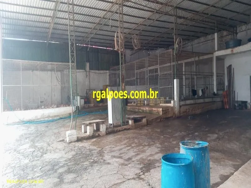 Galpão para Locação em SÃO JOÃO DE MERITI, Jardim Meriti, 3 banheiros, 1 vaga