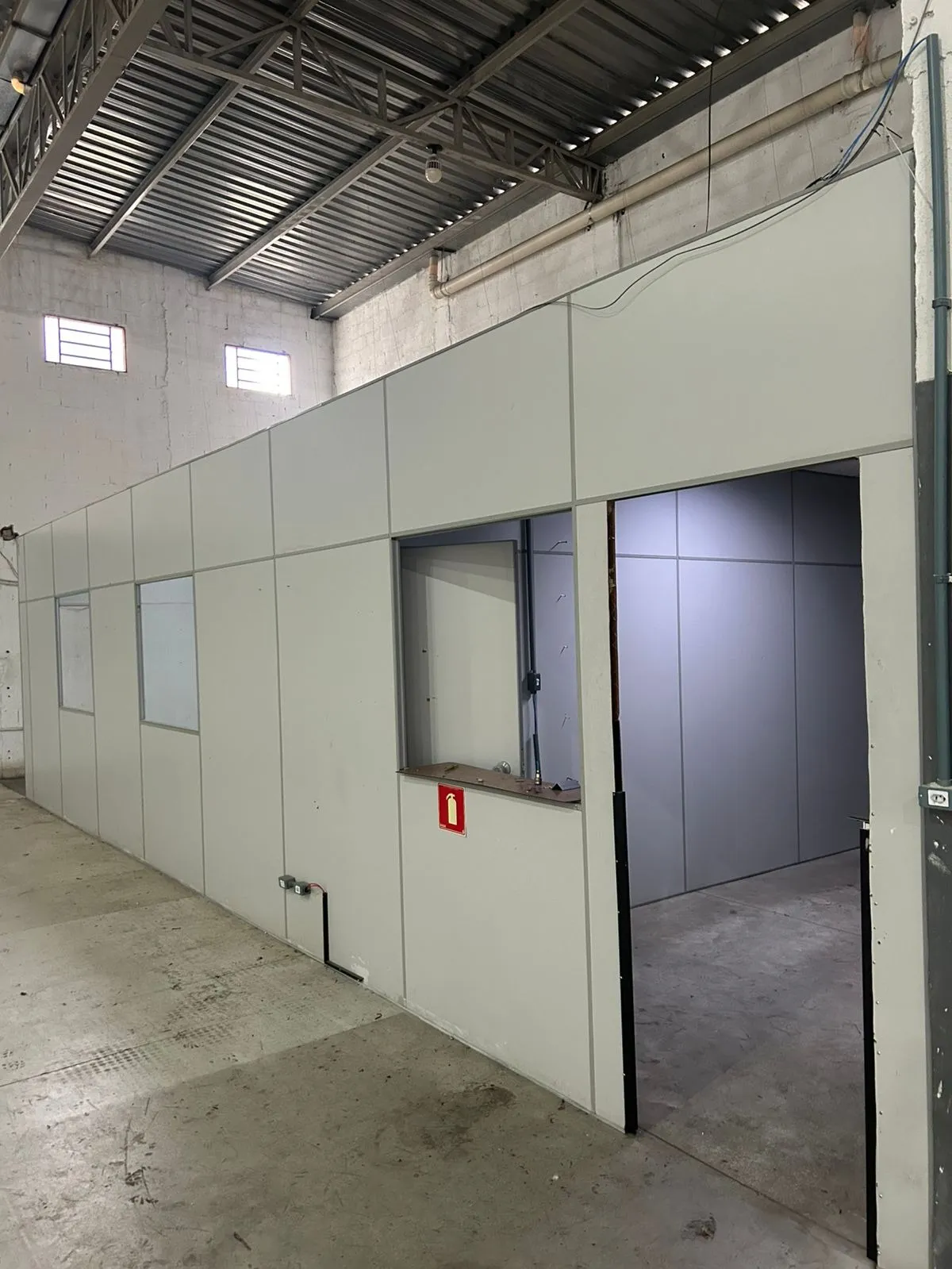 Imagem Galpão Industrial e Comercial de 825 m² em Taubaté - Acesso para Dutra