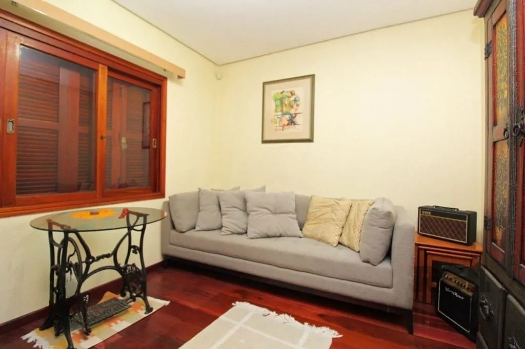 Imagem Casa de 275m² - 3 dormitórios e 3 vagas no bairro Coronel Aparício Borges