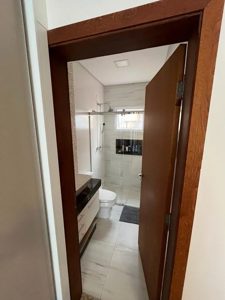 Imagem Residência Exclusiva no Condomínio Horto Florestal 1 com Design Moderno e Aconchegante