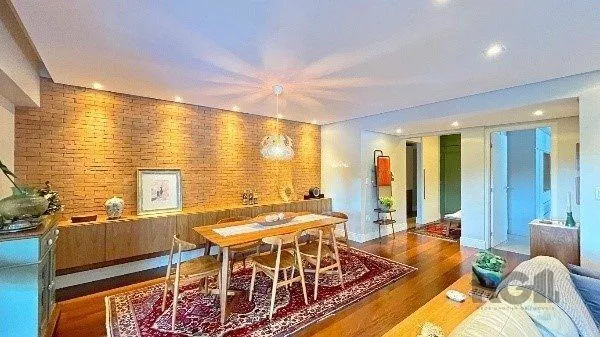 Imagem Apartamento de 200m², 4 quartos, 1 suíte e 4 vagas - Moinhos de Vento