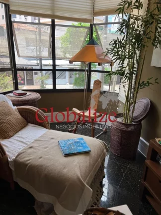 Imagem Sobrado com 3 dormitórios sendo 1 suíte, churrasqueira, sacada e 3 vagas no bairro do Embaré em santos por R$ 1.100.000,00