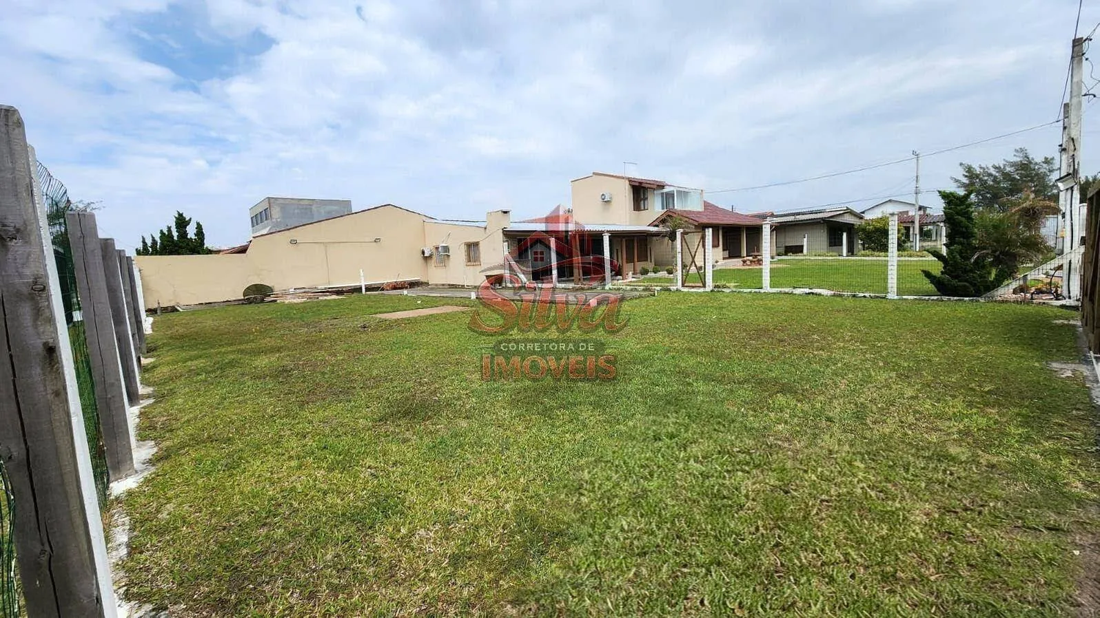 Imagem T822 | Terreno de esquina 325m² à venda a 75m do mar no Mariluz
