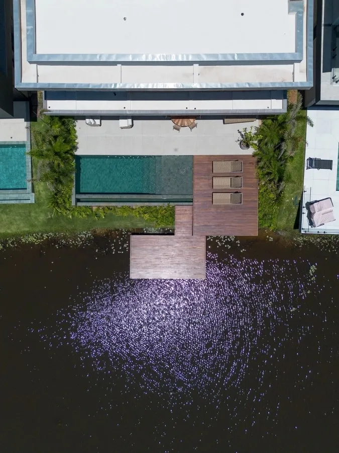 Imagem Sobrado beira Lago, mobiliado e decorado com 06 suítes
