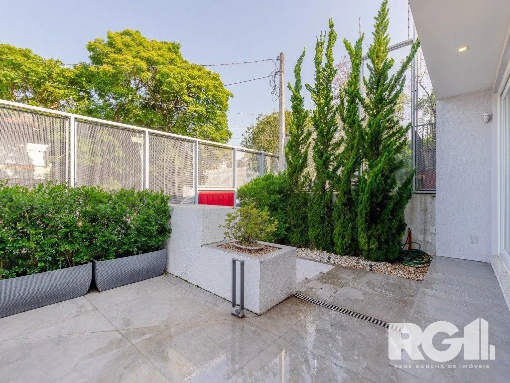 Imagem Espetacular casa nova à venda no bairro Três Figueiras! 3 suítes, 3 vagas, Generoso espaço gourmet com vista para a varanda, bem ensolarado.