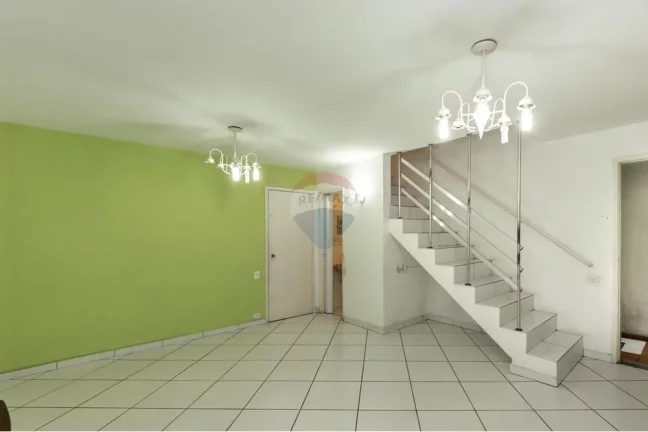 Imagem Casa bem localizada no jardim prudência com 3 Dormitórios,2 Banheiros, Sala com piso frio, Cozinha, corredor lateral, 2 vagas de garagem,