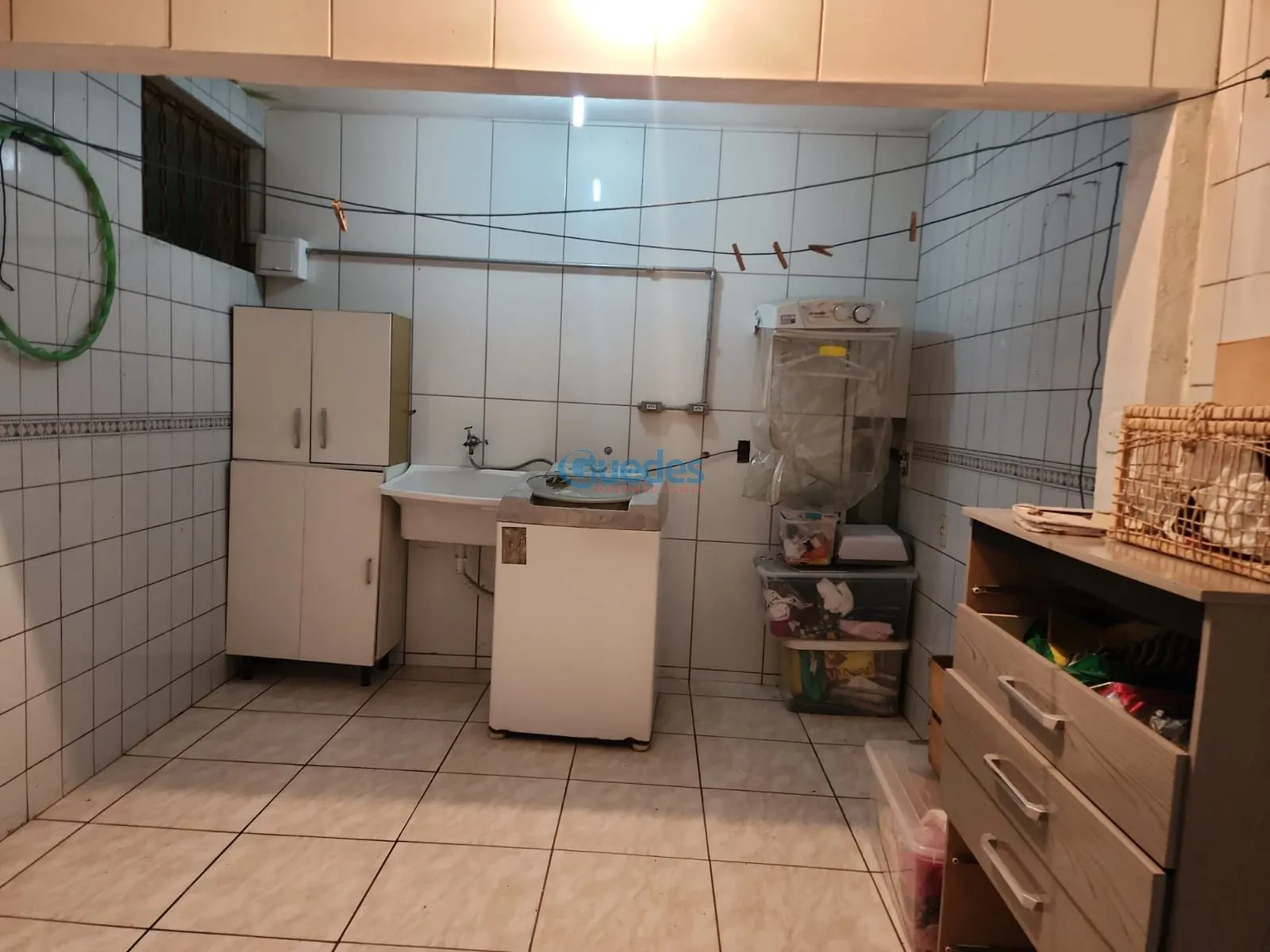 Imagem Casa em Embu das Artes, com 3 casas e 210m² por R$1.050.000 - Embu das Artes.