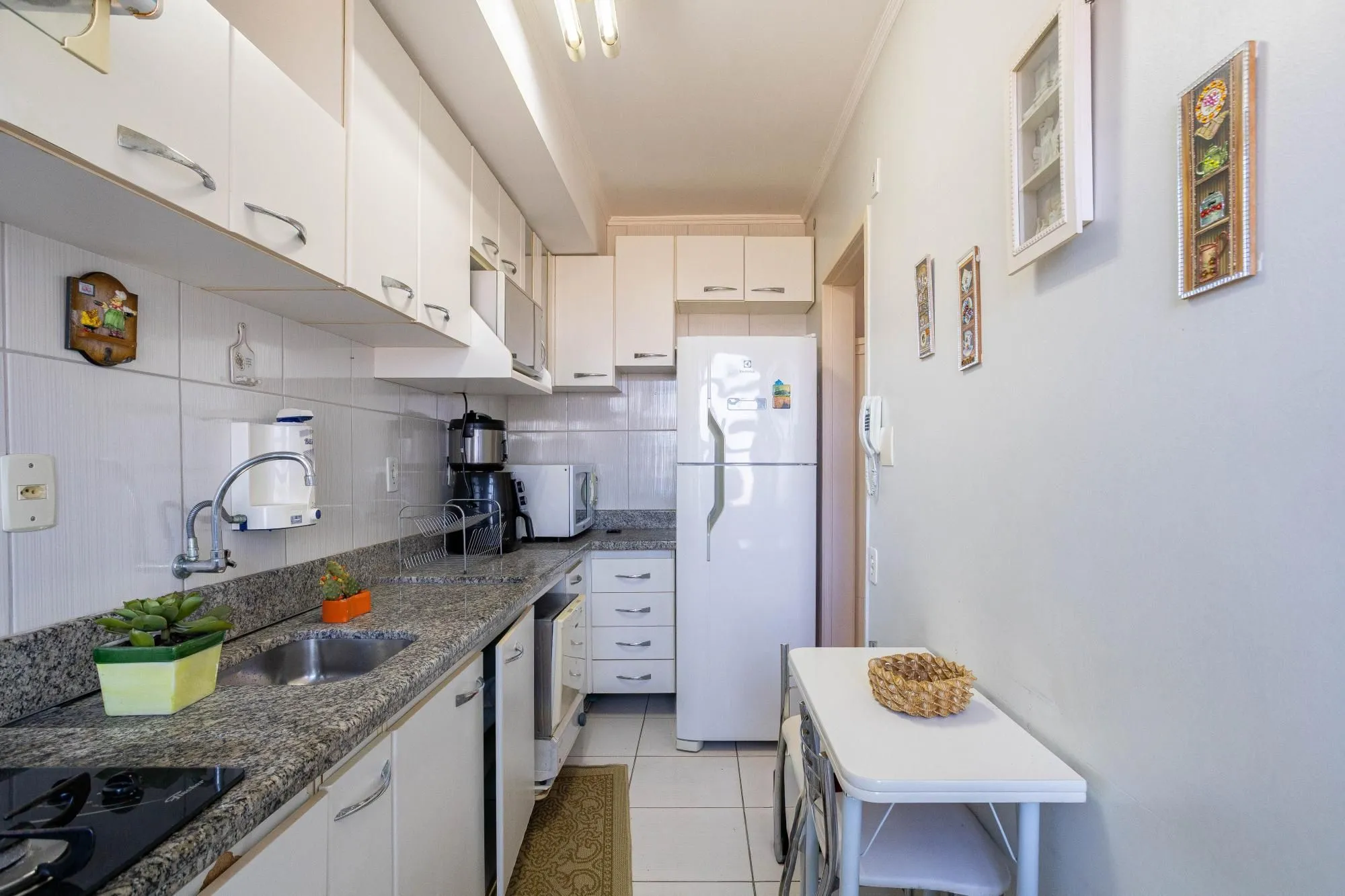 Imagem APARTAMENTO 2 DORMITÓRIOS MOBILIADO, NA WENCESLAU ESCOBAR TRISTEZA PORTO ALEGRE