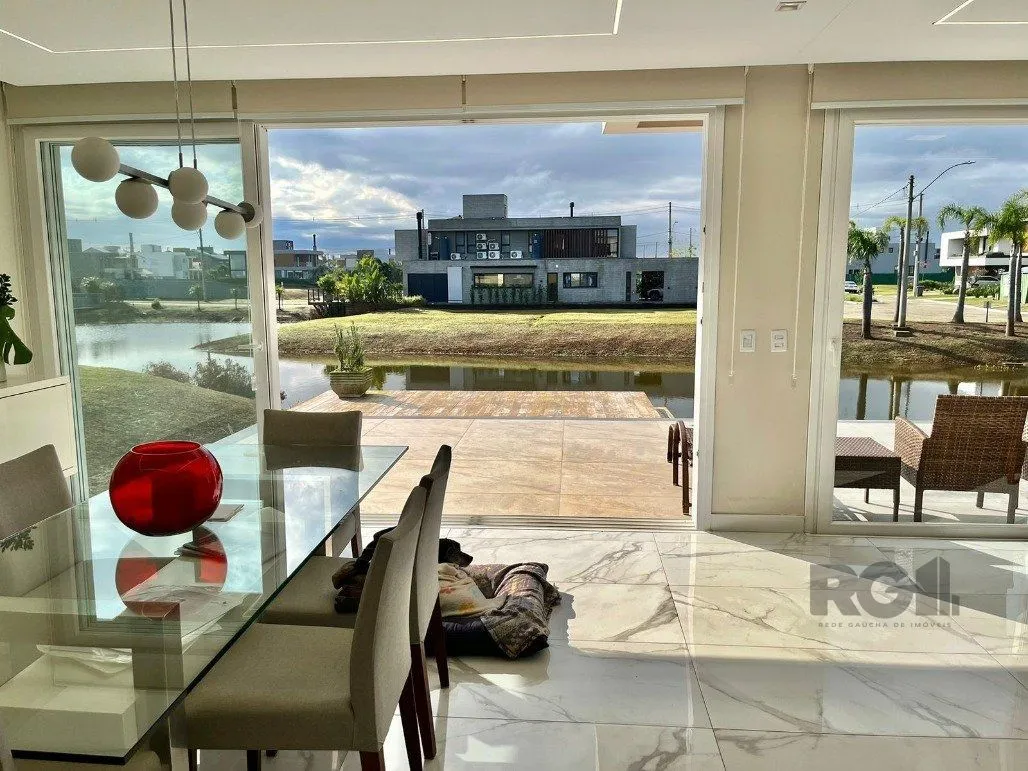 Imagem Casa para Comprar com 3 Suítes em Lote Molhado no Península Ponta da Figueira