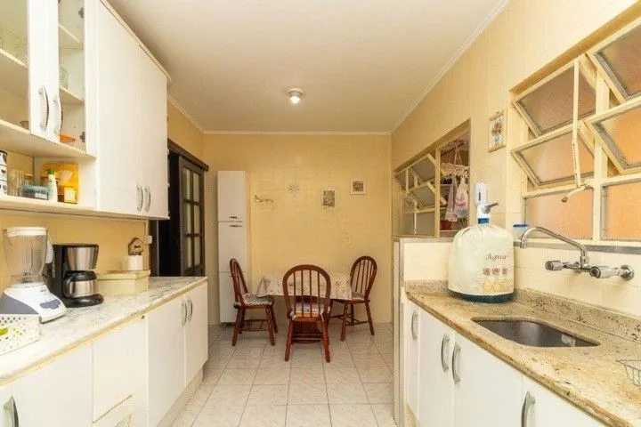 Imagem Formidável apartamento com 3 dormitórios (2 deles são suíte), peças amplas e bem iluminadas, banheiro auxiliar e cozinha com área de serviço separada. Dispõe de uma vaga de garagem coberta. Edifício com elevador e sistema de segurança por câmeras.