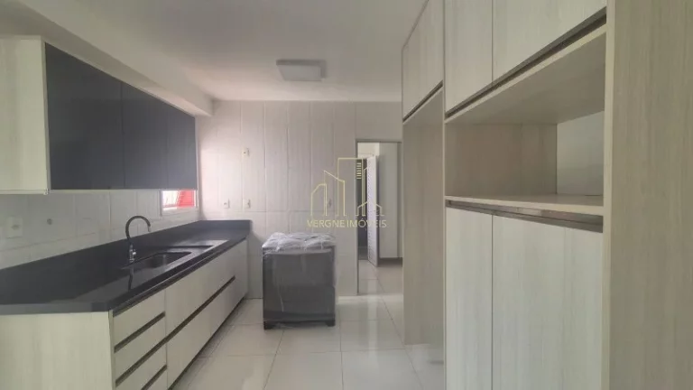 Imagem Apartamento de luxo à venda em Patamares, Salvador-BA: 4 quartos, 4 suítes, 3 salas, 5 banheiros, 3 vagas de garagem, 180m².