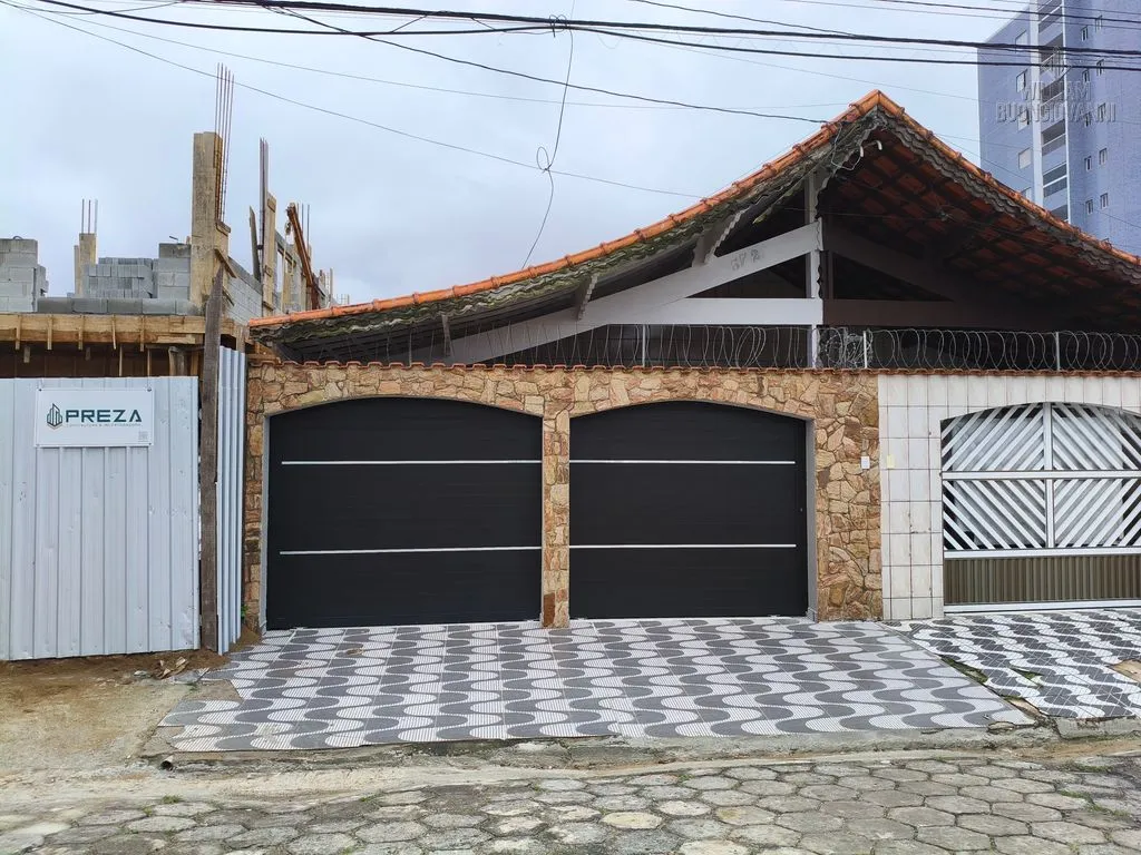 Imagem MARAVILHOSA CASA COM PISCINA 2 QUARTOS, 300 METROS DO MAR - Apenas R$ 780.000,00