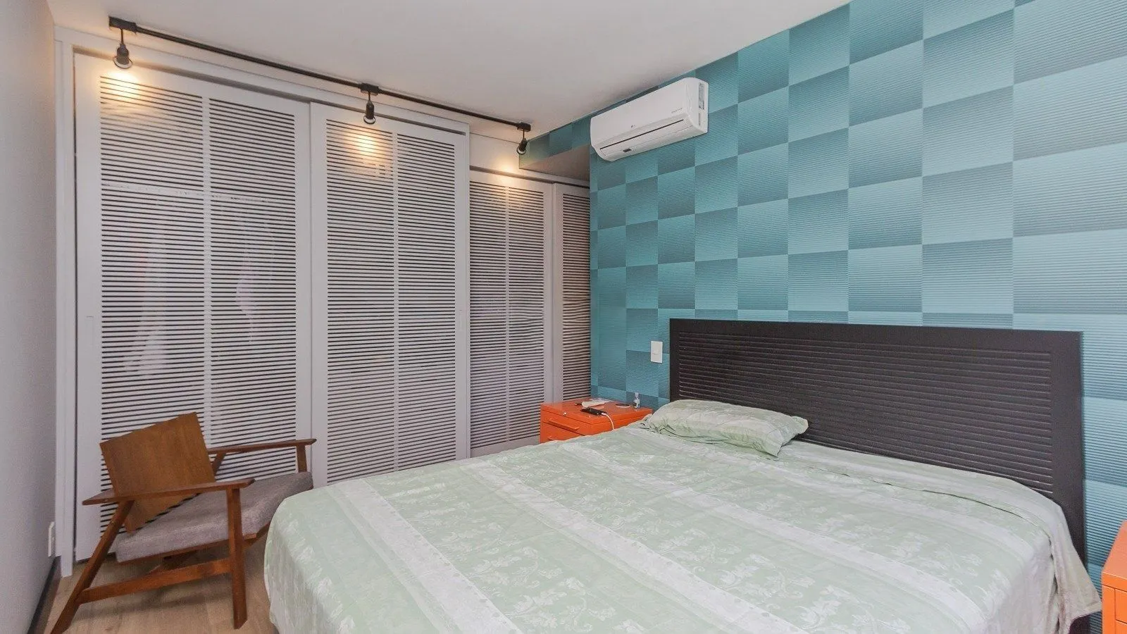 Imagem Apartamento 2 dormitórios, 1 suíte, 2 vagas, Petrópolis, Porto Alegre.