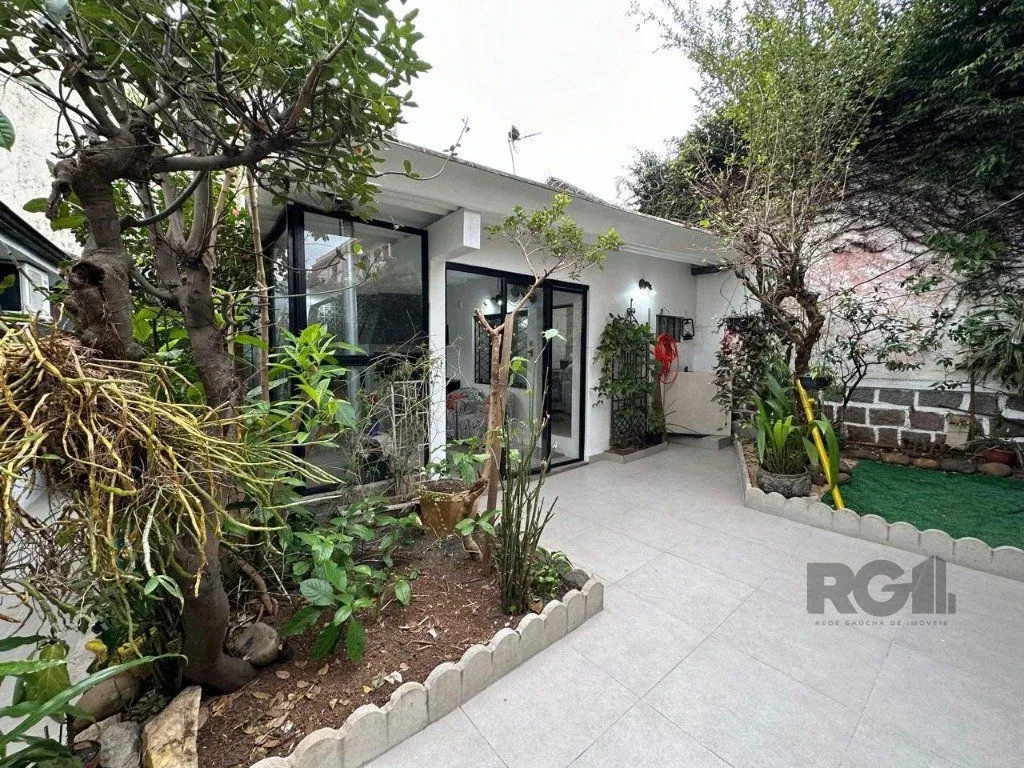 Imagem Vende-se ampla casa 3 quartos com hidro, 2 vagas, living com ladeira e salão de festas com churrasqueira - 260m² - Medianeira