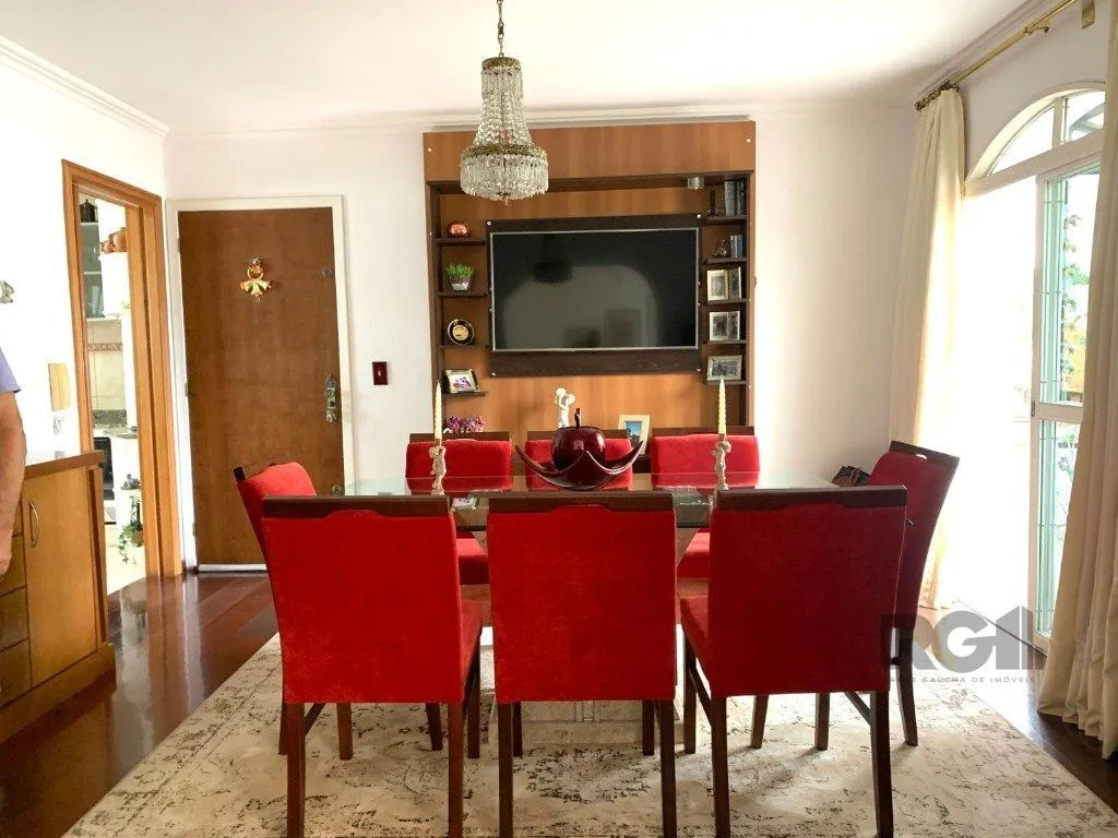 Imagem apartamento de 3 dormitórios , transformado em 2 com fácil reversão, Living para dois ambientes, com sacada fechada.