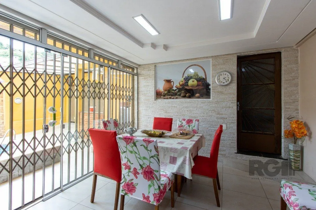 Imagem Sobrado, 3 quartos, 2 banheiros, pátio, 2 vagas, piscina - Bairro Vila Nova