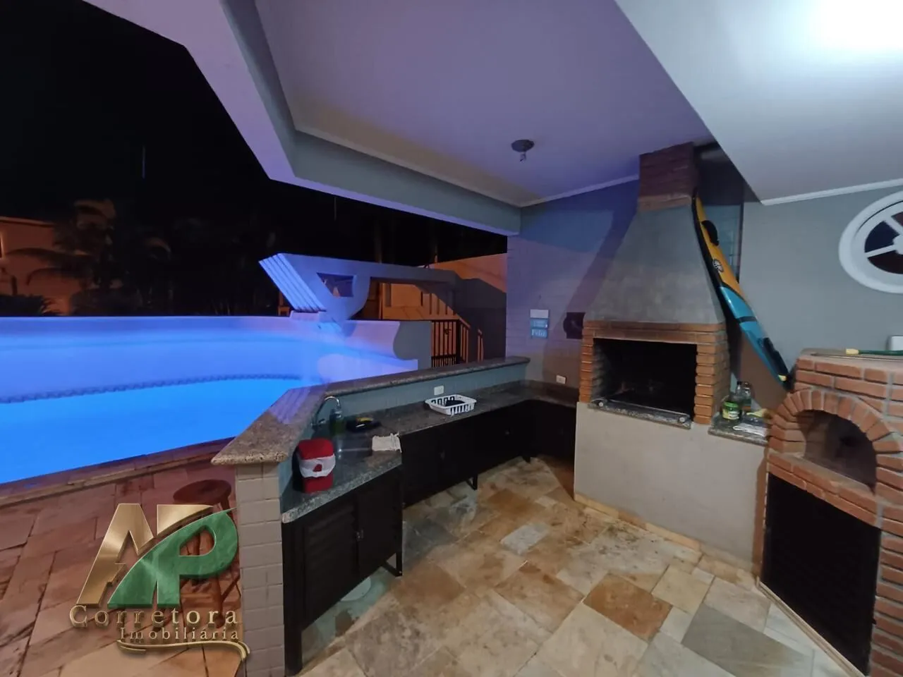 Imagem Mansão de Luxo à Venda no Condomínio Jardim Pernambuco II - Praia do Pernambuco, Guarujá | 4 Suítes, Piscina e Alto Padrão